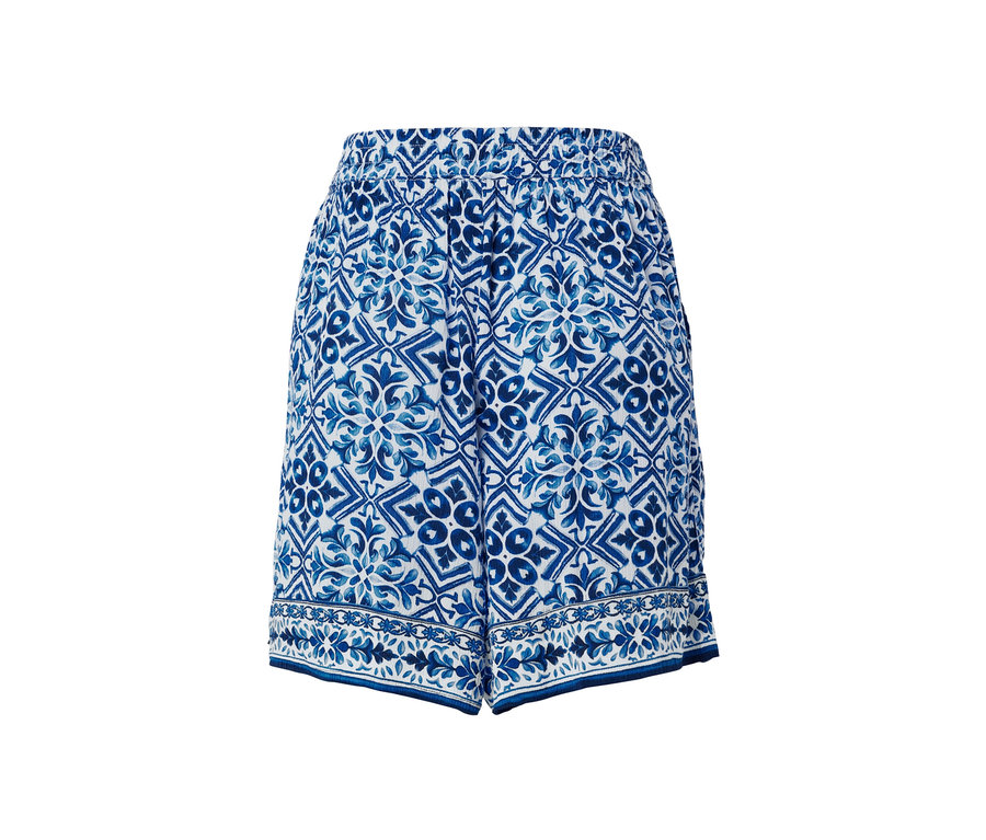 Detail tkaných šortek s modrobílým potiskem.