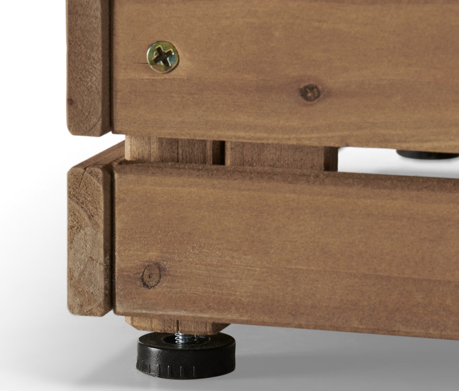 Detail rámu sloupů na rostliny Tinus s černými nožičkami.