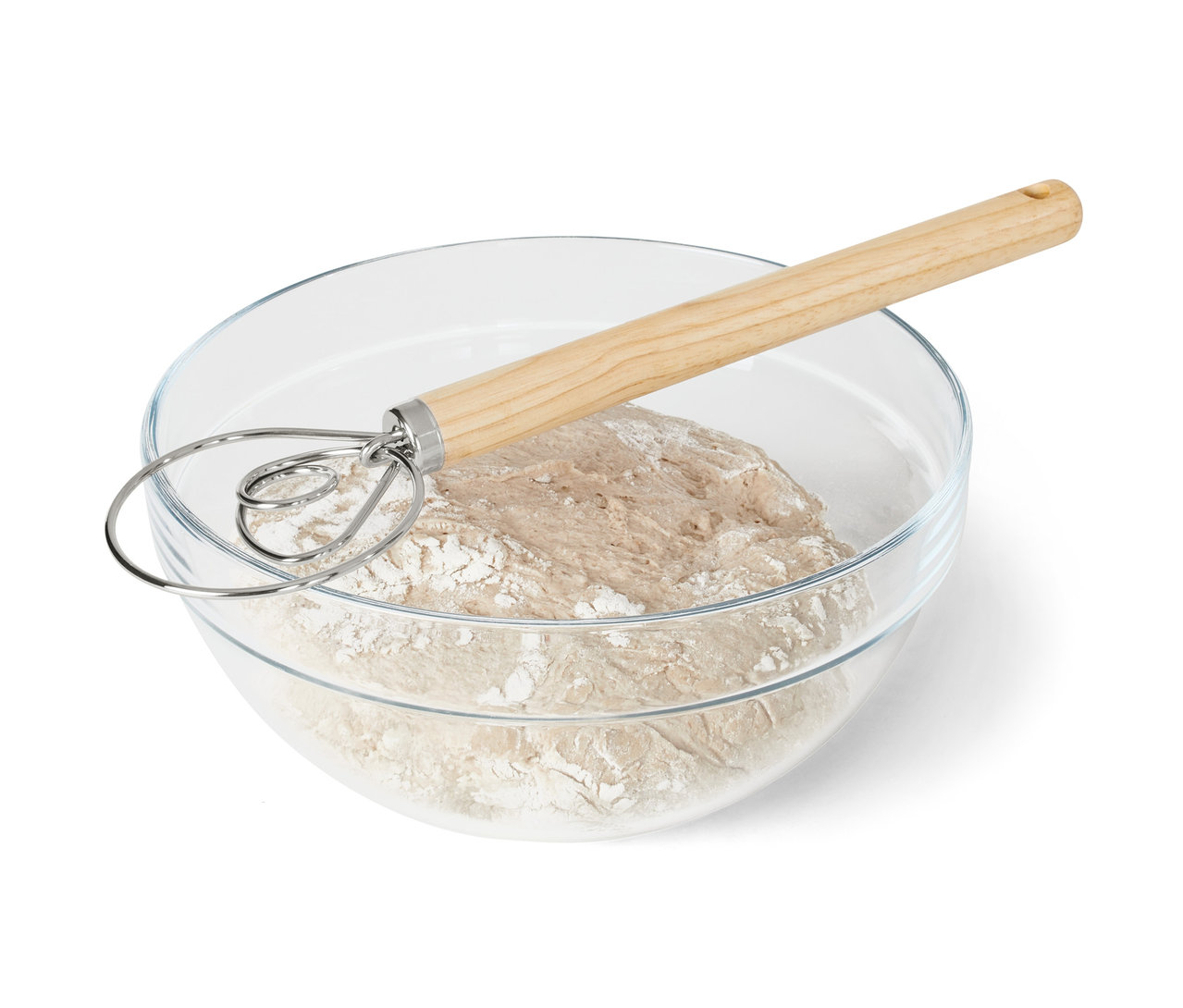 Metlička leží v míse s těstem.