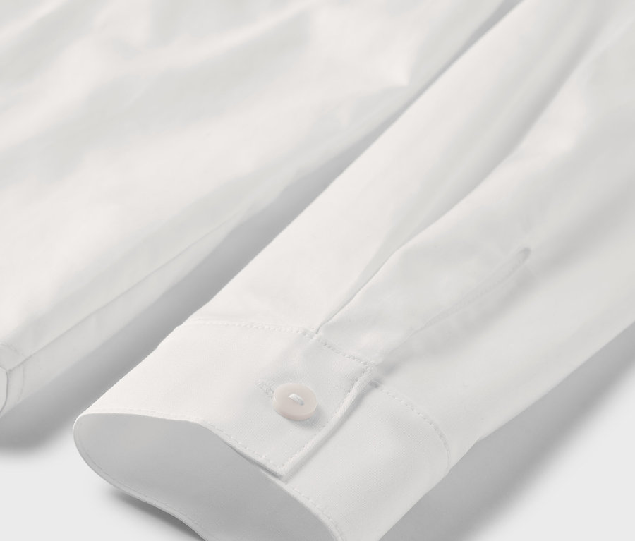 Detail bílé košilové halenky.