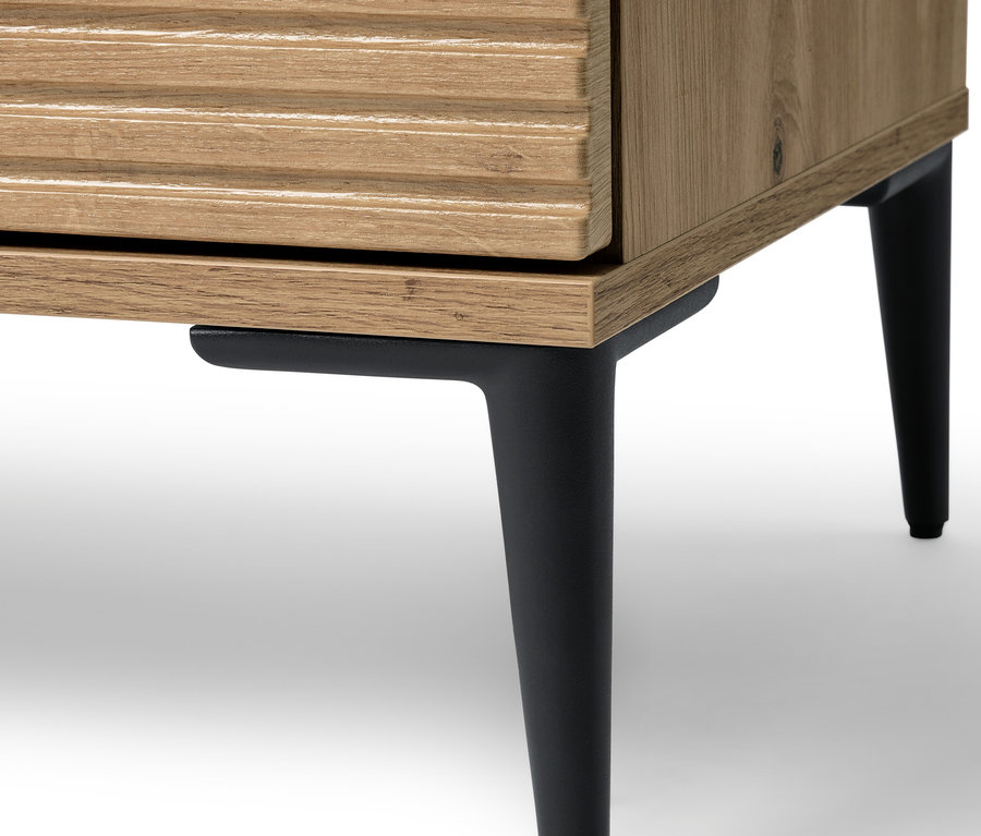 Detail bočního panelu »REET« s lamelovým vzhledem a černými nohami.