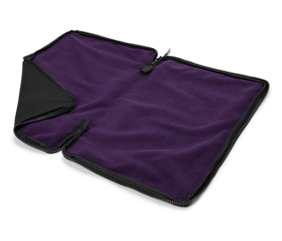 Fialová deka s černým lemováním a zipem.
