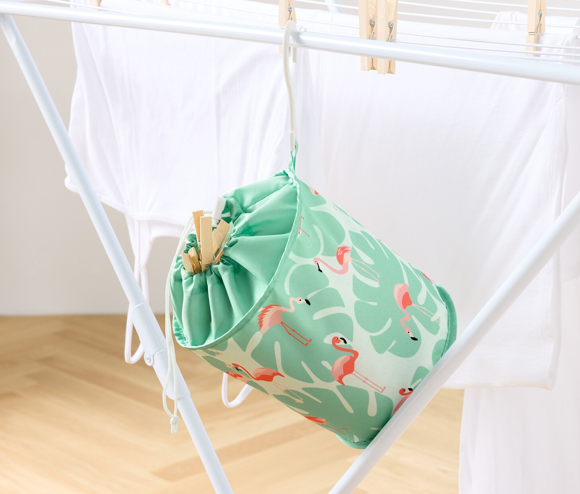 Sáček na kolíčky na prádlo visí na sušáku s prádlem.