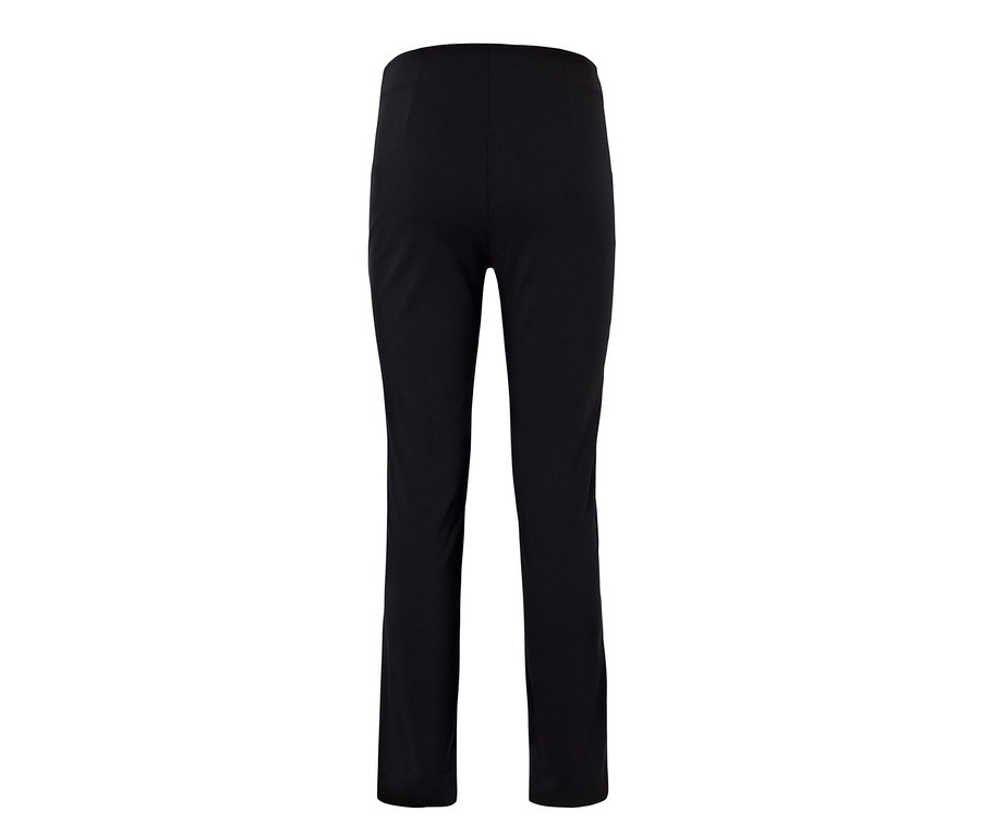 Černé strečové kalhoty.