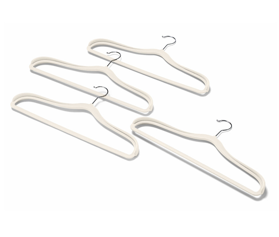 Čtyři béžová ramínka na šaty s chromovanými háčky na bílém pozadí.