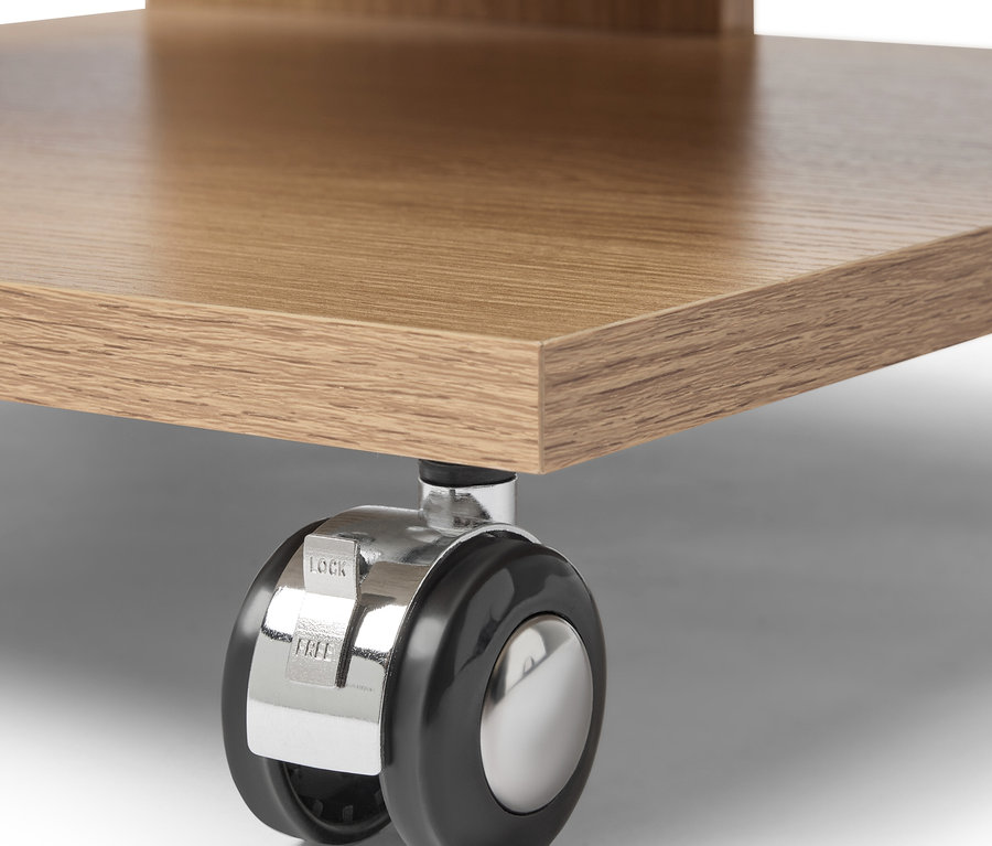 Detail dřevěného stolku na kolečkách.