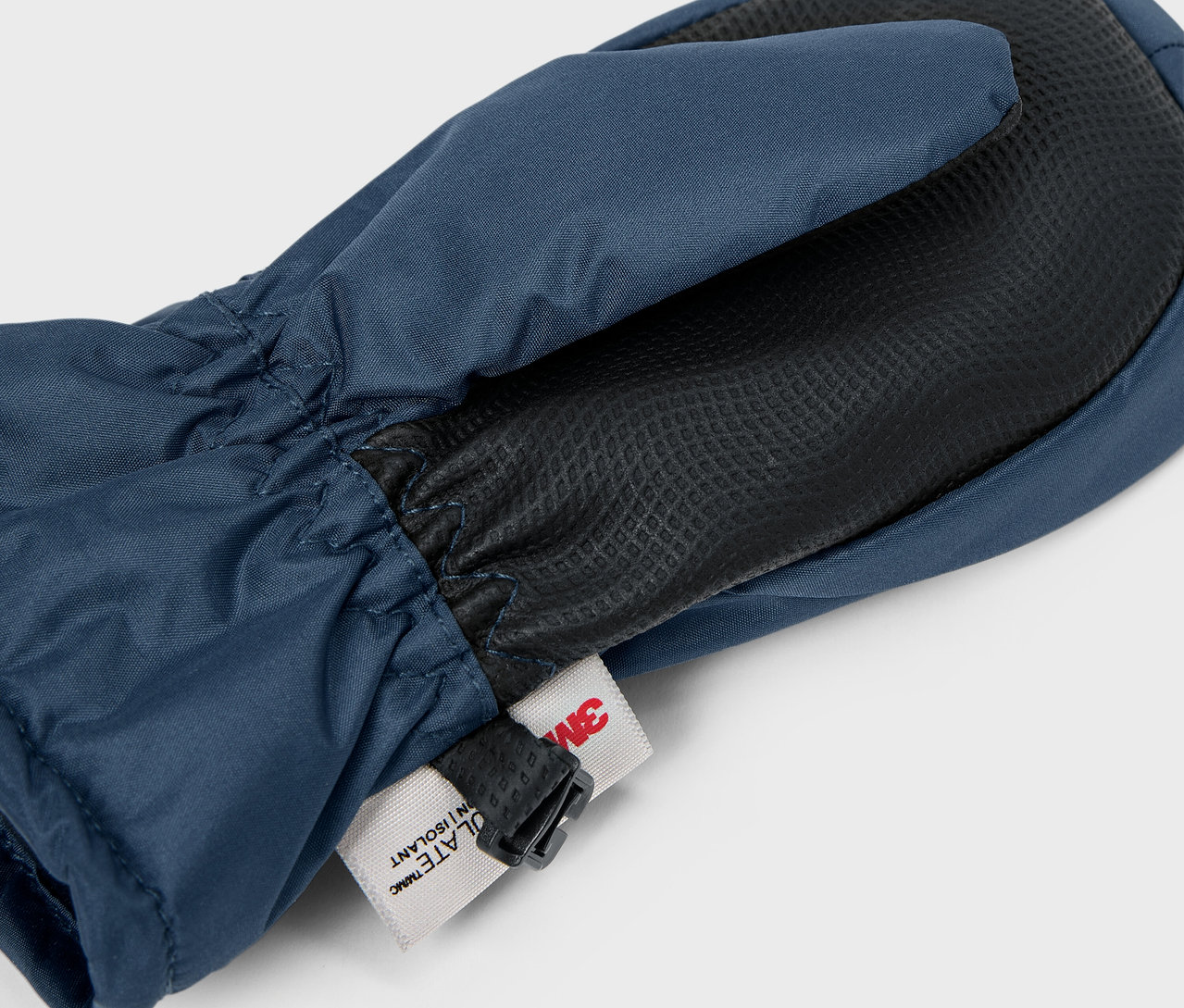 Detail modré palčákové rukavice s černou dlaní a štítkem 3M.