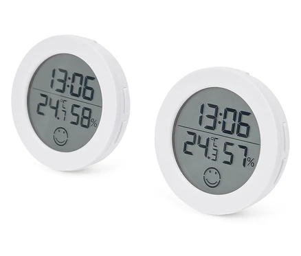Dva bílé digitální teploměry zobrazující čas 13:06, teplotu 24,5 stupňů Celsia a vlhkost 58 % a 57 %.