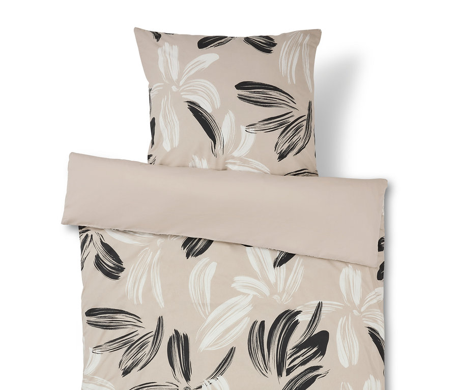 Povlečení s květinovým vzorem v béžové barvě.