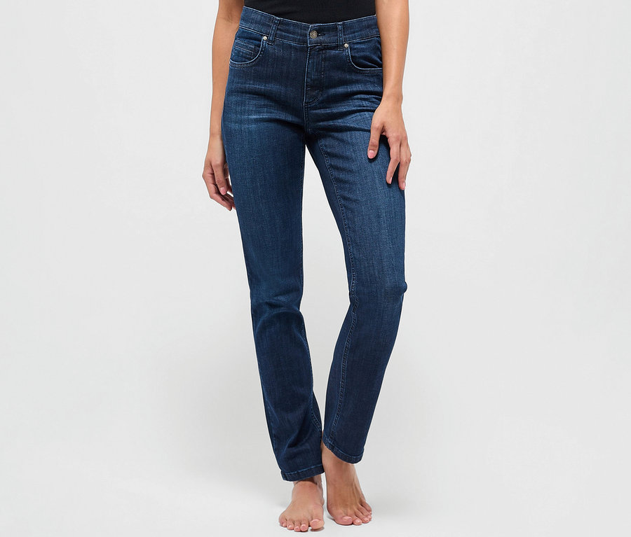 Žena stojí a má na sobě džíny Angels »Cici« slim fit, dark blue.