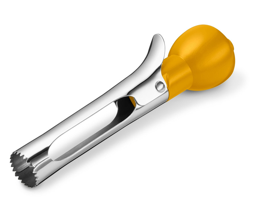 Nástroj na vykrajování jádřinců jablek se žlutou rukojetí a stříbrným kovovým tělem na bílém pozadí.