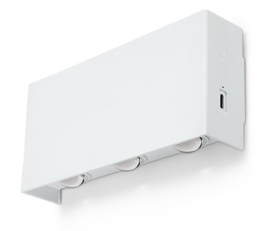 Bílé nástěnné svítidlo s třemi světly.