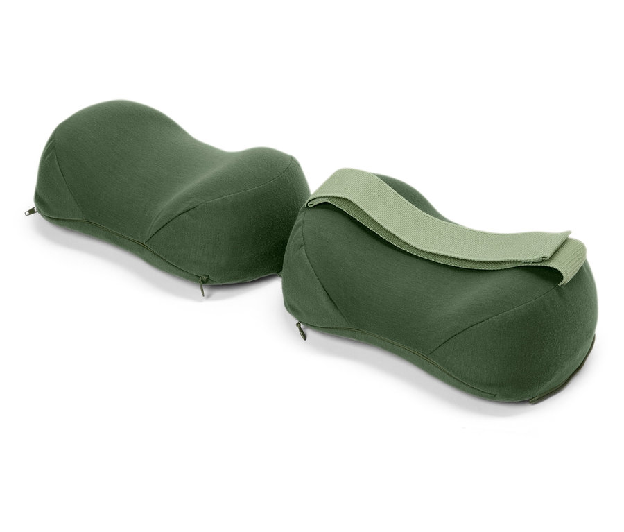 Dva zelené polštáře na bílém pozadí.