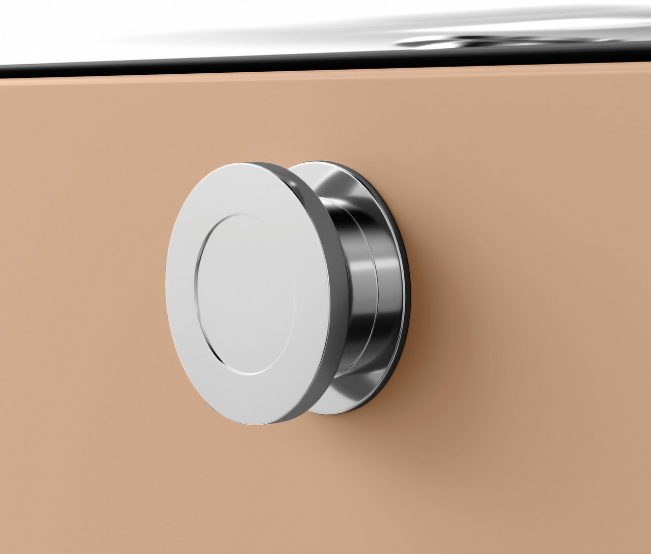 Detail chromové kulaté kliky na béžové skříňce.