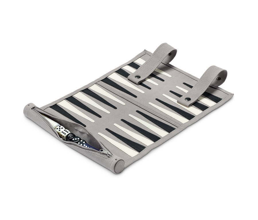 Šedá rolovací hra Backgammon s černými a bílými trojúhelníky a kostkami v kapse.