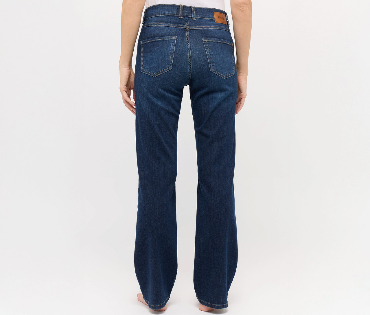 Zezadu je vidět žena v tmavě modrých džínách Angels »Lara« straight fit.