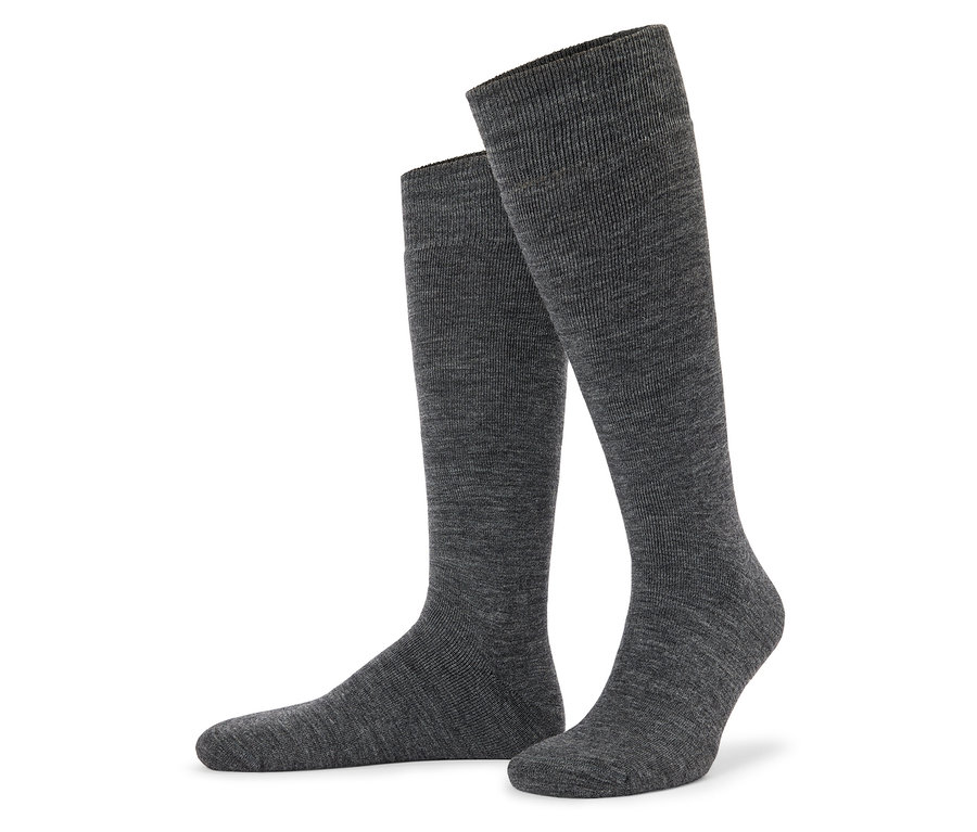 Dvě šedé podkolenky na bílém pozadí.