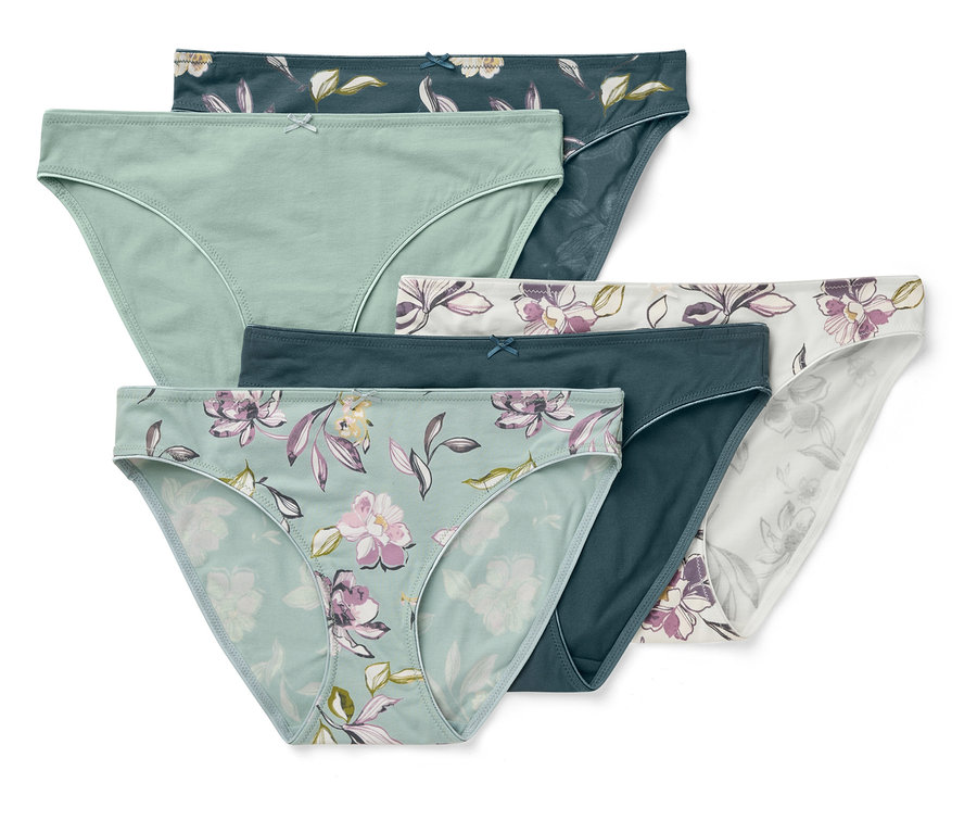 Šest párů dámských kalhotek v různých barvách a vzorech leží na sobě.