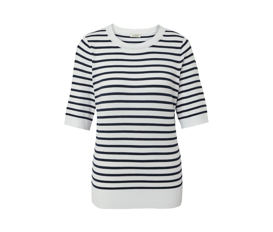 Tmavě modrobílý pruhovaný svetr z jemného úpletu s krátkými rukávy.