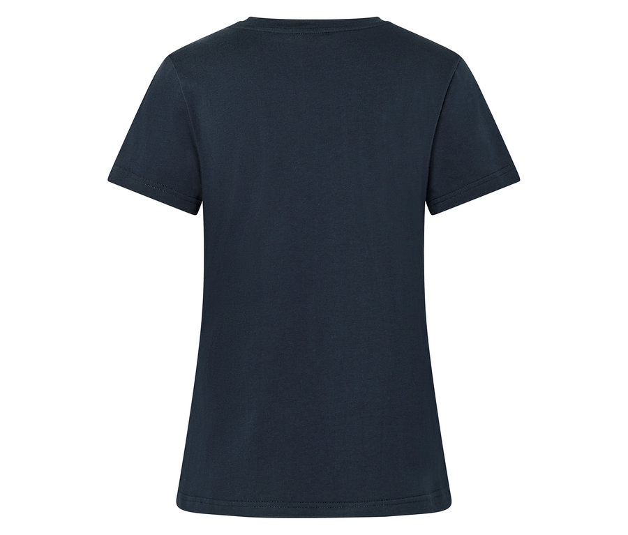 Pohled zezadu na tmavě modré tričko.