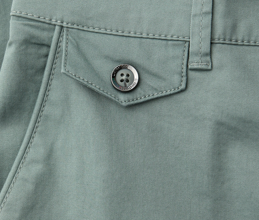 Detail mátových kalhot chino Street One s knoflíkem na kapse.