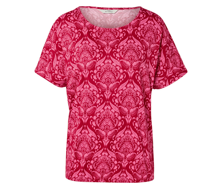 Červené tričko se světle růžovým vzorem.