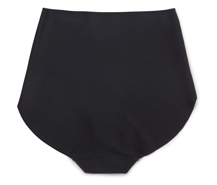 Černé spodní prádlo leží na bílém pozadí.