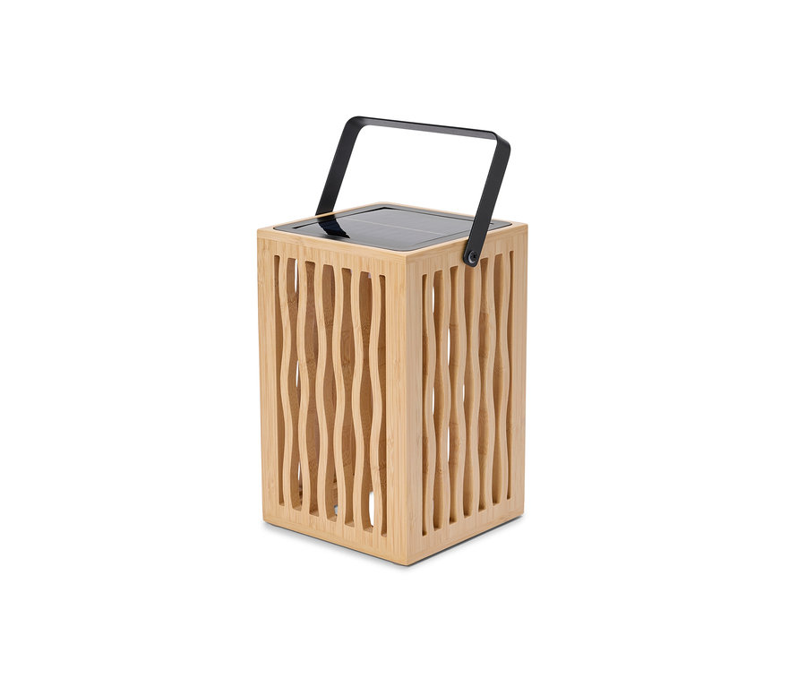 Čtvercová lucerna ze světlého dřeva s černou rukojetí nahoře a solárním panelem nahoře.