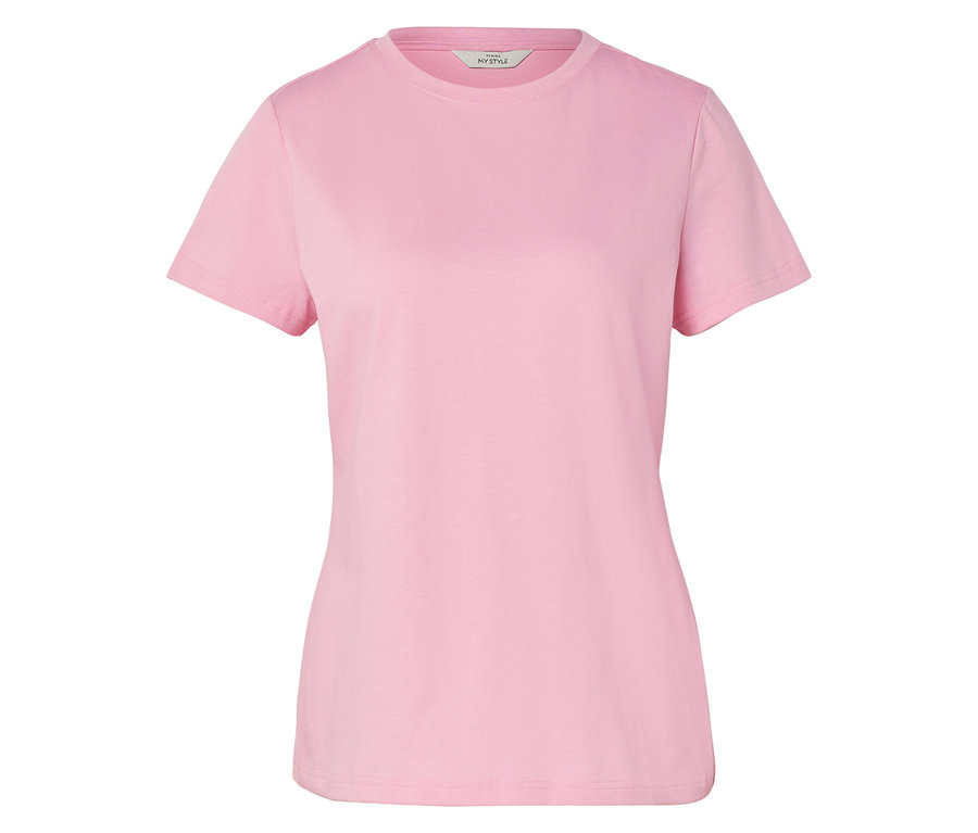 Detailní záběr na jednoduché růžové tričko s krátkými rukávy.