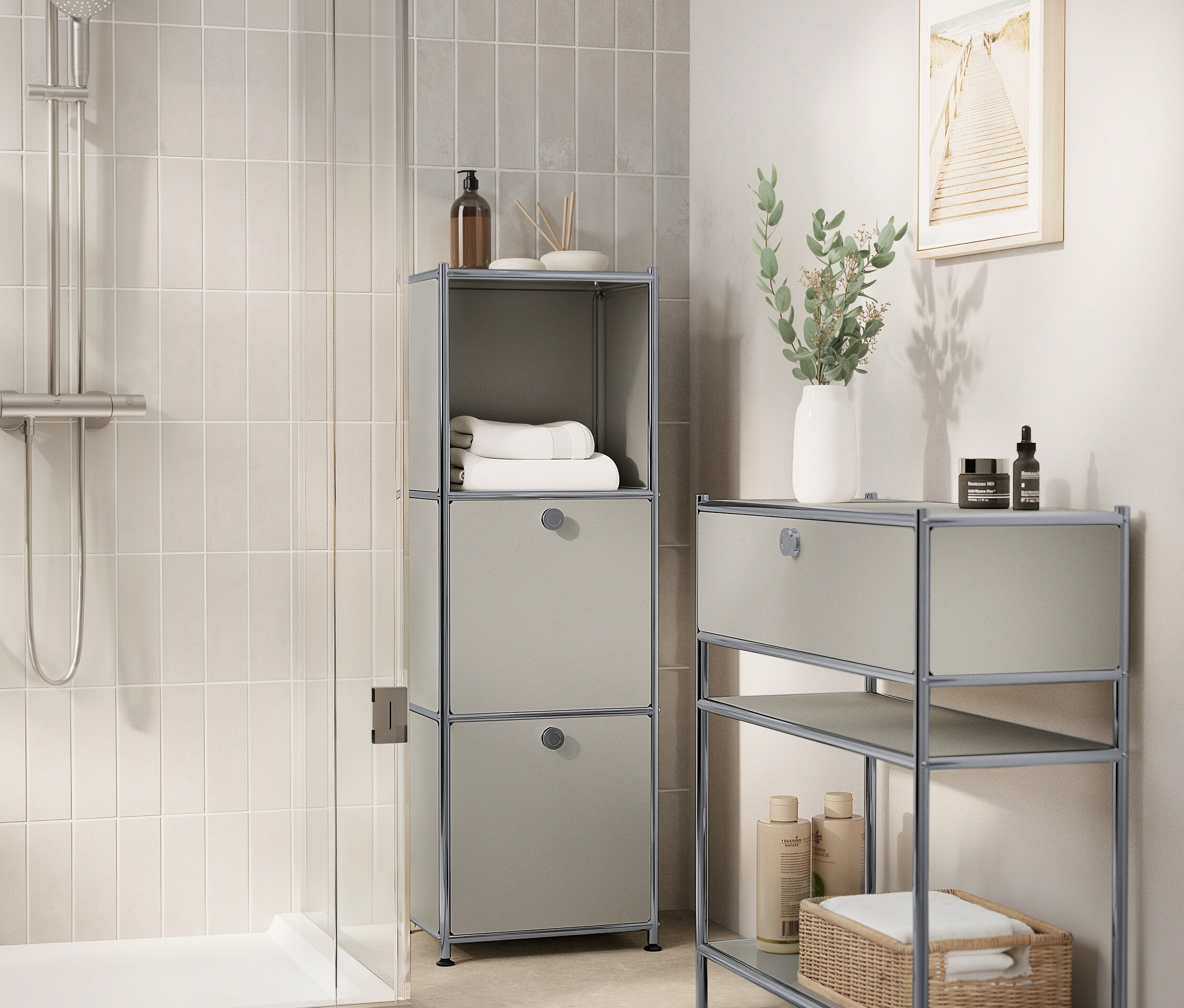 Šedá koupelna se sprchovým koutem, šedými modulárními úložnými jednotkami a koupelnovými doplňky.