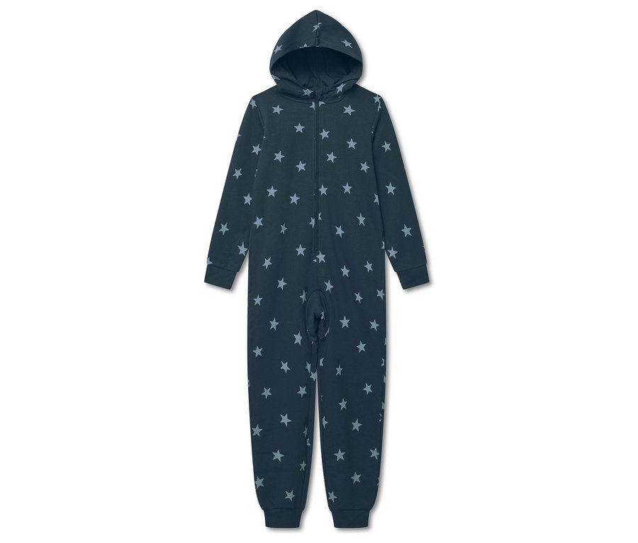 Na bílém pozadí leží tmavě modrý hvězdicový overal s kapucí.
