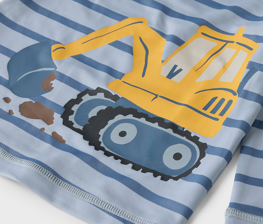 Světle modrá pruhovaná košile se žlutým potiskem bagru.