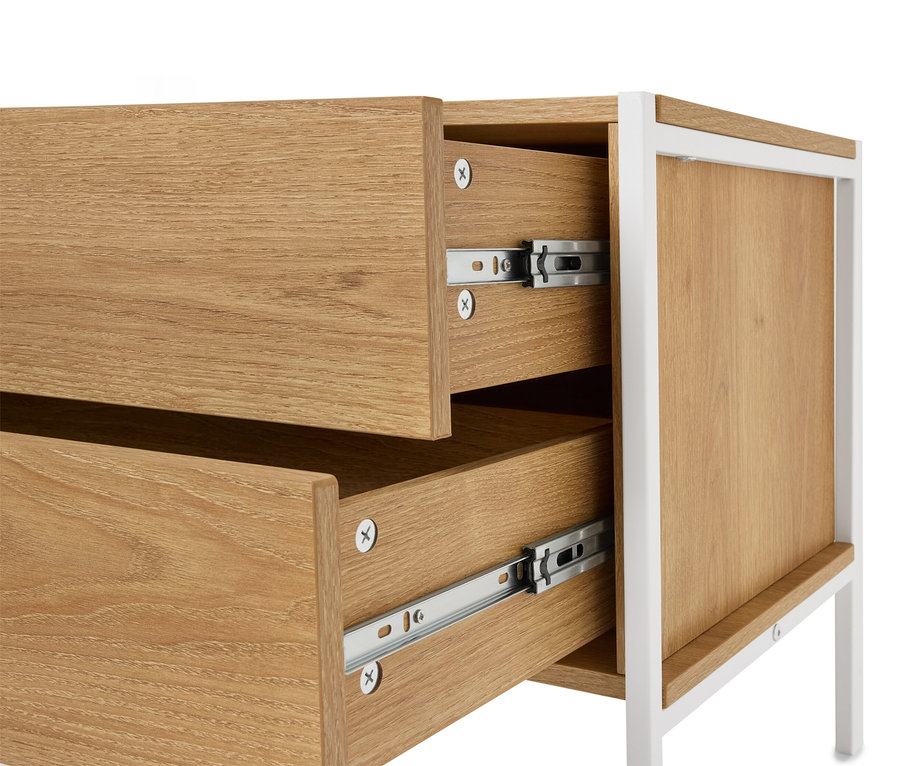 Detailní záběr na dřevěnou skříňku se dvěma otevřenými zásuvkami a bílým rámem.