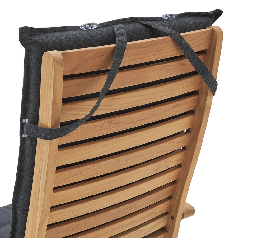 Pohled zezadu na dřevěnou židli s antracitovým polštářem upevněným popruhy.