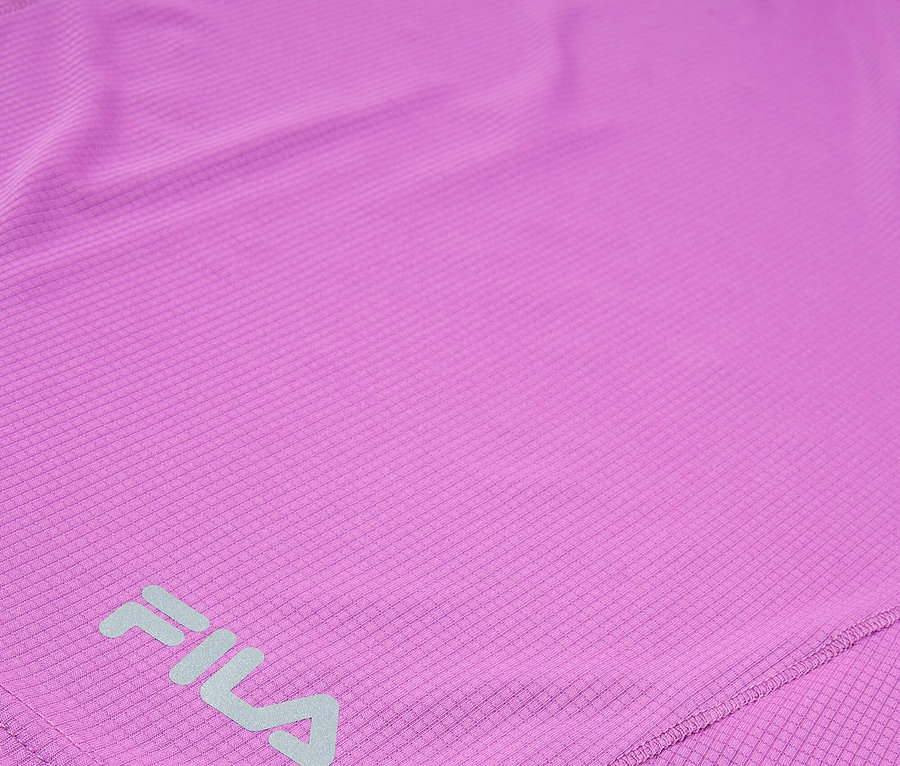 Detail fialového sportovního topu Fila s opakujícím se čtvercovým vzorem.