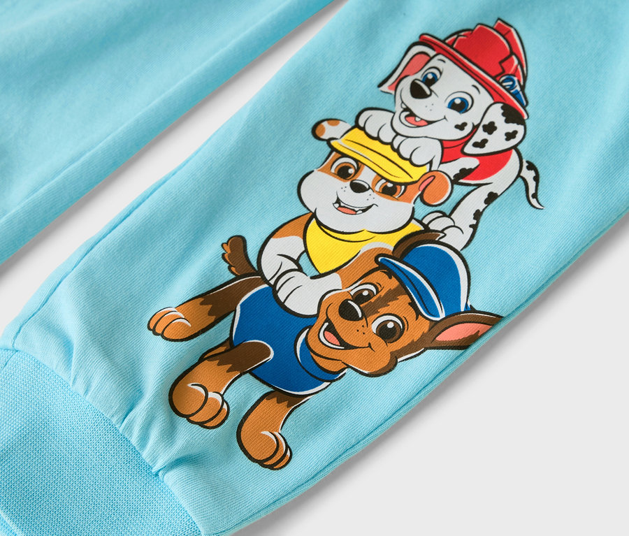 Detail světle modré nohavice s postavičkami z Tlapkové patroly: Marshall, Rubble a Chase.
