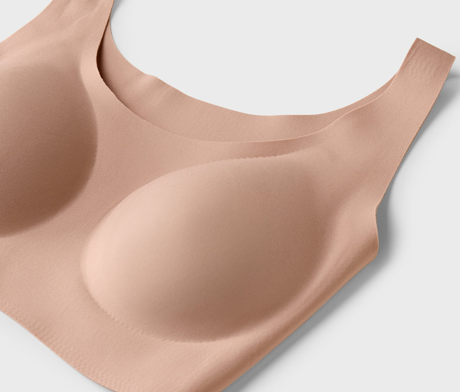 Detailní záběr na tělovou podprsenku.