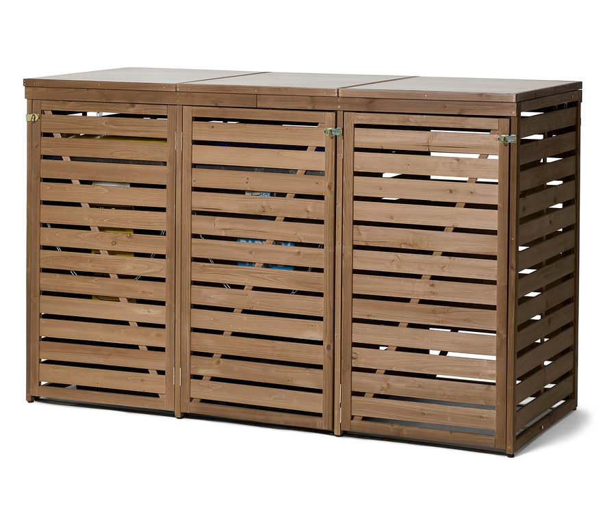 Tři hnědé dřevěné boxy na popelnice stojí vedle sebe na bílém pozadí.