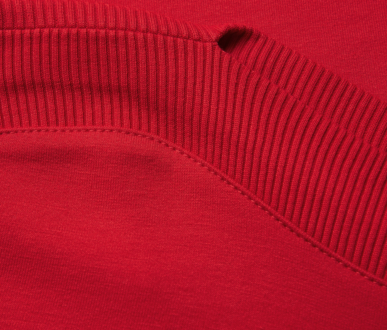 Detail červeného trička Street One s žebrovanými detaily.