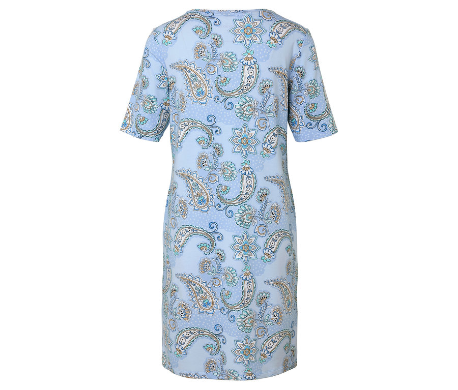 Pohled zezadu na světle modré šaty s krátkým rukávem a paisley vzorem.