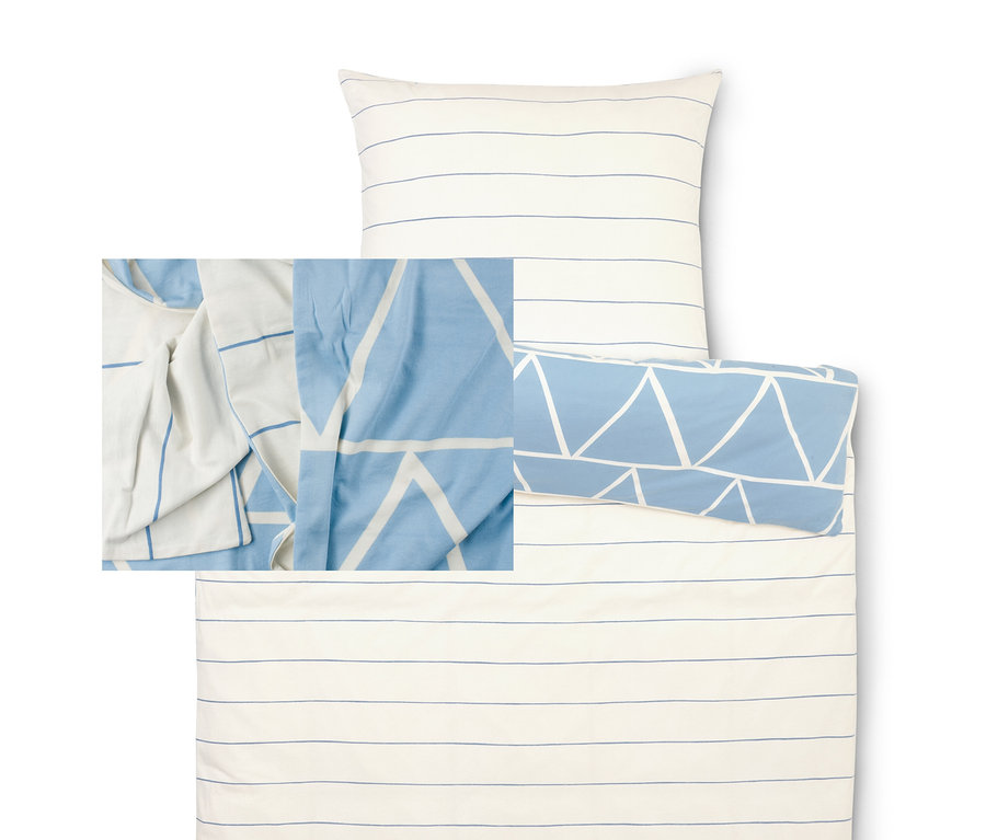 Sada ložního prádla s modro-bílým pruhovaným povlakem a povlakem na polštář s trojúhelníkovým vzorem.