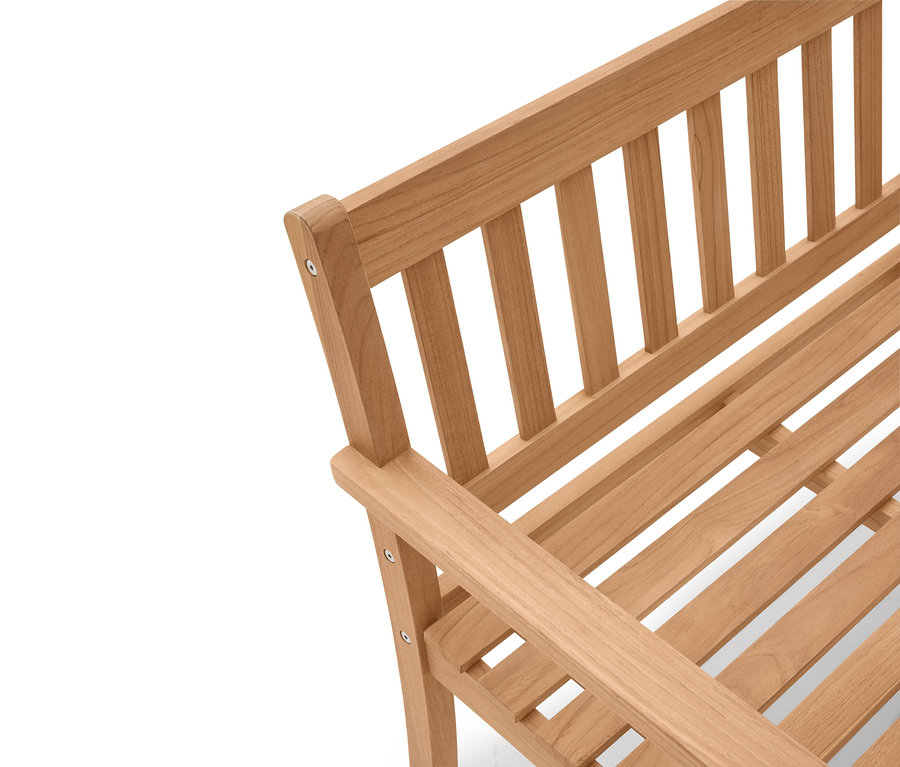 Detailní záběr na světle hnědou dřevěnou lavici s lamelovým vzorem.