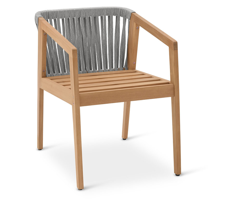 Jedna dřevěná židle s područkami a opěradlem ze šedých lan.