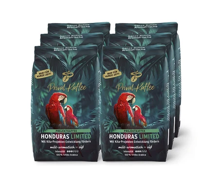 Šest tmavě zelených balení kávy Privat Kaffee Limitovaná Edice Honduras s tropickými listy a červenými arami, celá zrna.