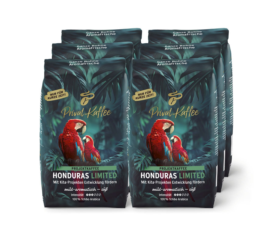Šest tmavě zelených balení kávy Privat Kaffee Limitovaná Edice Honduras s tropickými listy a červenými arami, celá zrna.