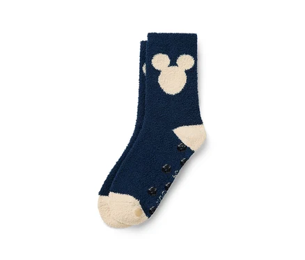 Detail modré ponožky s Mickey Mousem a protiskluzovou podrážkou.