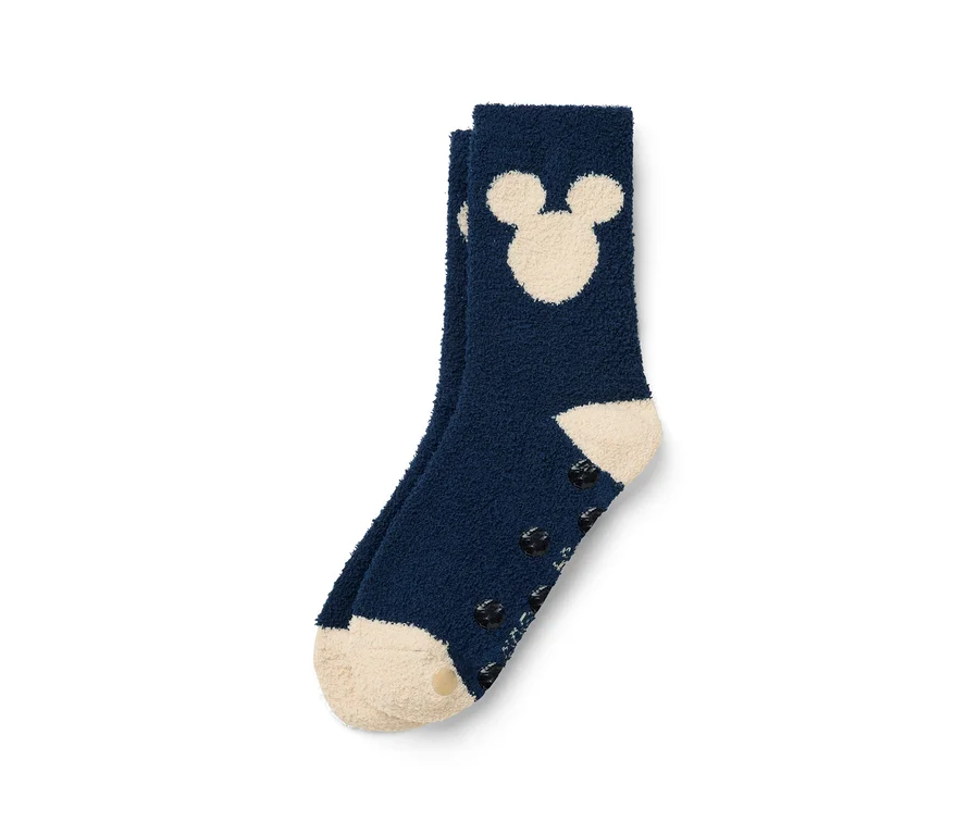 Detail modré ponožky s Mickey Mousem a protiskluzovou podrážkou.