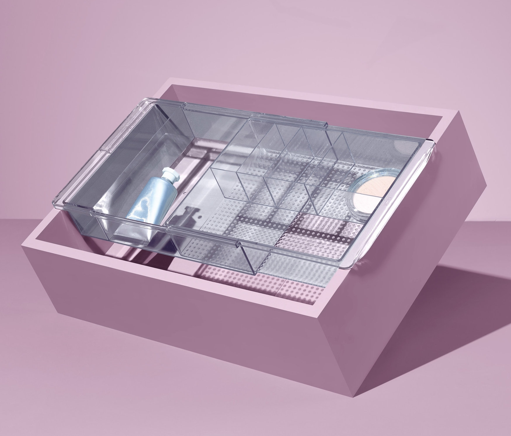 Nakloněný variabilní organizér do zásuvky v růžové zásuvce.