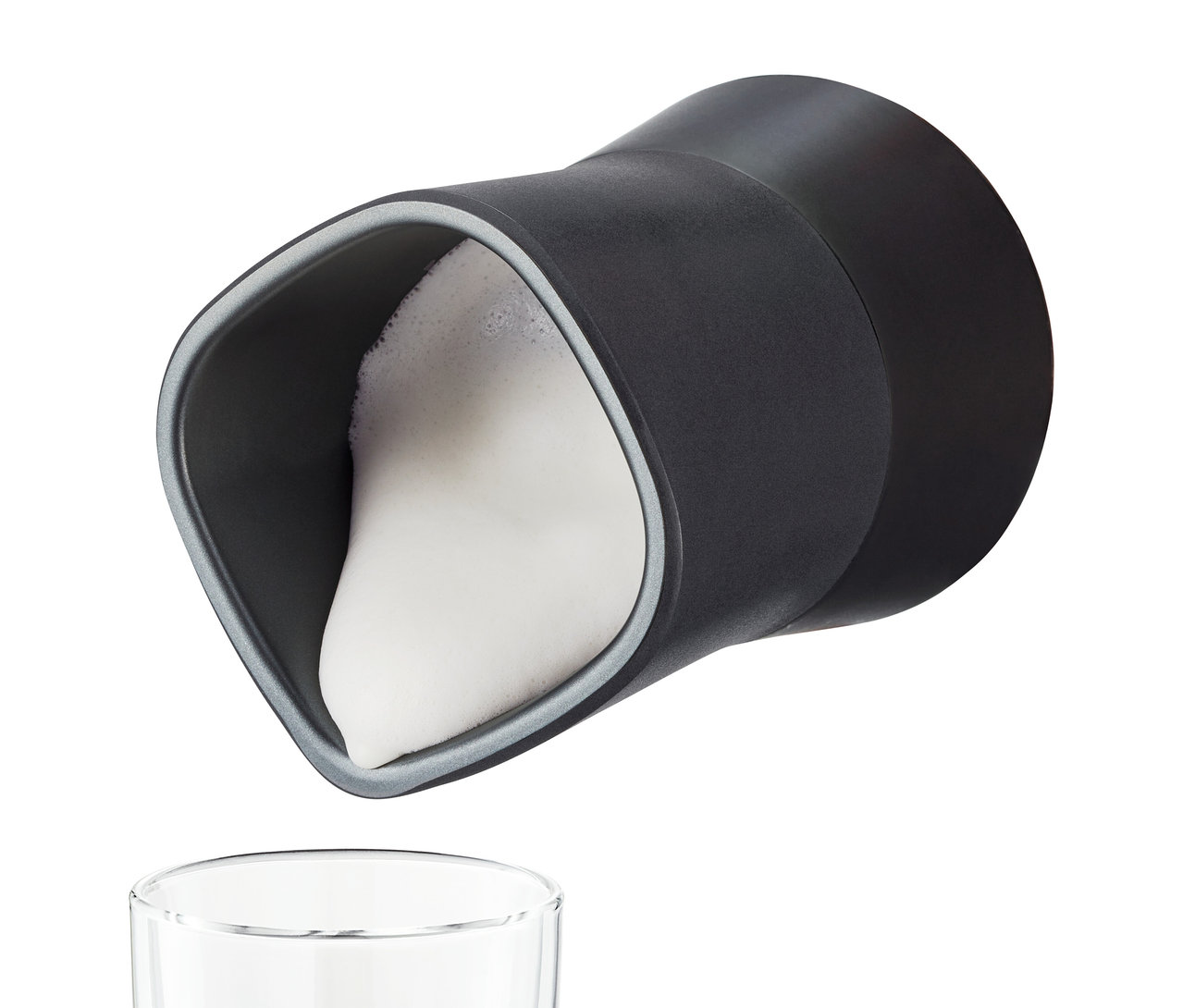 Černý elektrický napěňovač mléka nalévá mléčnou pěnu do sklenice.