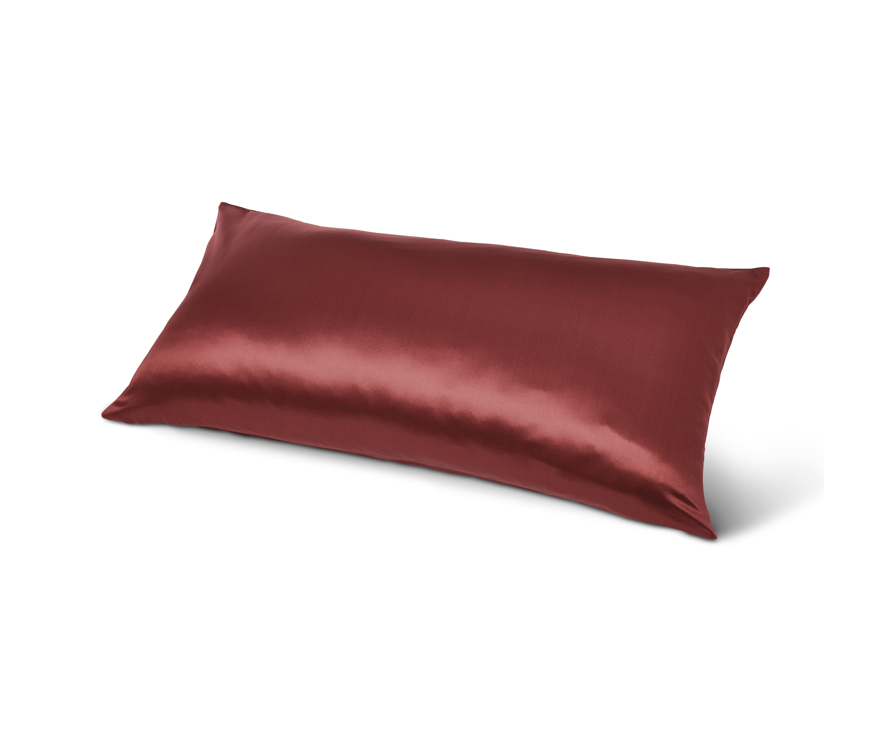 Vínový povlak na polštář z hedvábí a bavlny leží na bílém pozadí.